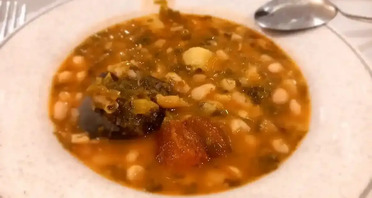 Un plato de fabada con trozos de morcilla y patata. Un manjar para "comer en comillas" y disfrutar.