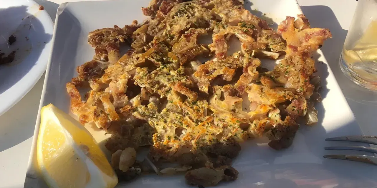 Tapa de calamares fritos con limón, perfecta para saber donde comer en Ávila.