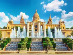 Palacio Nacional, sede de varios museos en Barcelona, con sus espectaculares fuentes y jardines.
