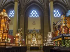 Exhibición de pasos procesionales de cristal en Zaragoza. El rosario de cristal zaragoza ilumina la catedral con su brillo.