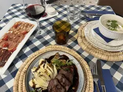 Deliciosa comida en Arcos de la Frontera: carne, embutidos, sopa y vino.