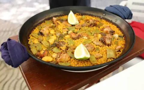 Paella mixta con pollo, judías verdes y limón, perfecta para descubrir dónde comer en Jávea.