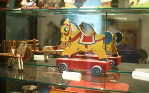 Caballitos de madera amarillos y rojos, parte de una exhibición en el museu de la joguina sant feliu de guixols.