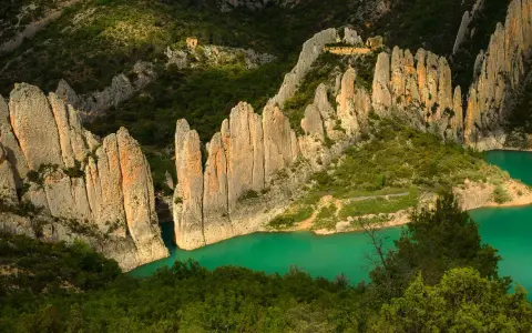 Impresionantes formaciones rocosas y un río turquesa en Finestres, Huesca. Un paisaje natural espectacular.