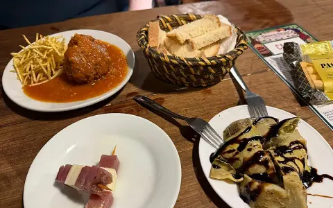 Deliciosos platos para comer en Jerez de la Frontera: albóndiga con patatas, pinchos de jamón y queso, y alcachofas con reducción de balsámico.