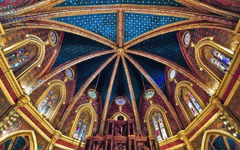 Techo estrellado y vidrieras de la iglesia de San Pedro de Teruel, un espectáculo de color y detalle.