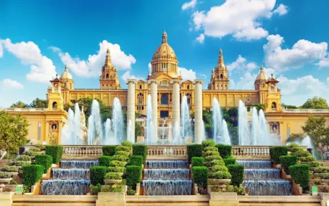 Palacio Nacional, sede de varios museos en Barcelona, con sus espectaculares fuentes y jardines.