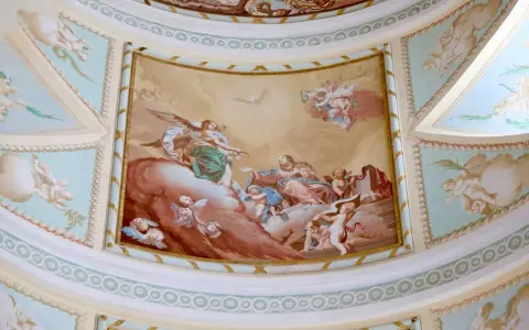 Detalle de pintura en el techo de la Cartuja de las Fuentes, con ángeles y figuras celestiales sobre nubes.