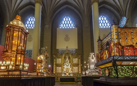 Exhibición de pasos procesionales de cristal en Zaragoza. El rosario de cristal zaragoza ilumina la catedral con su brillo.