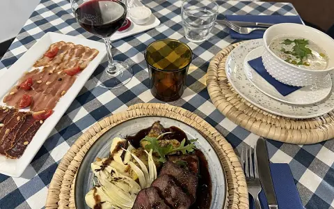 Deliciosa comida en Arcos de la Frontera: carne, embutidos, sopa y vino.