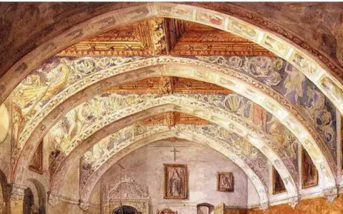 Interior de la iglesia de Villanueva de Sigena, con bóvedas decoradas con frescos y arcos ornamentados.