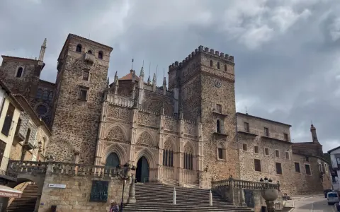 Impresionante fachada de piedra de la Catedral de Santa María la Real de Guadalupe. Un lugar que ver en Guadalupe, con su imponente torre y escalinata.