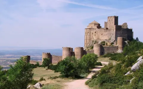 Impresionante castillo medieval en lo alto de una colina, con vistas al valle. Un lugar imprescindible que ver en Huesca para los amantes de la historia.