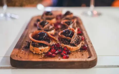 Deliciosos pinchos con anchoa, aceituna y granada, perfectos para comer en Burgos.