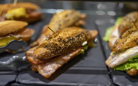 Bocadillos variados, perfectos para decidir dónde comer en Pamplona. Bacon, pescado y más, listos para disfrutar.