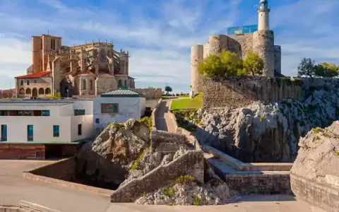Impresionante vista de la iglesia y el castillo con faro. ¡Mucho que ver en Castro Urdiales!