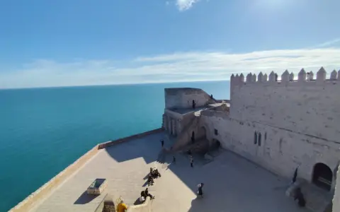 El castillo del Papa Luna se alza imponente sobre el mar azul. Sus murallas de piedra y patios invitan a pasear.