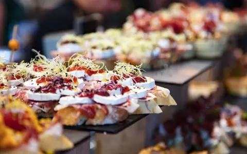 Deliciosos pintxos con queso de cabra, jamón y brotes, perfectos para saber donde comer en Hondarribia.