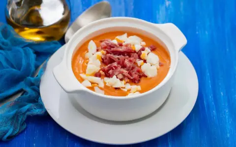 Gazpacho con jamón y huevo, ideal para descubrir dónde comer en Guadix.
