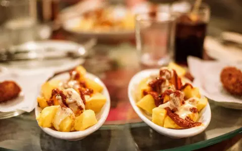 Patatas bravas y croquetas, perfectas para saber donde comer en Barcelona.