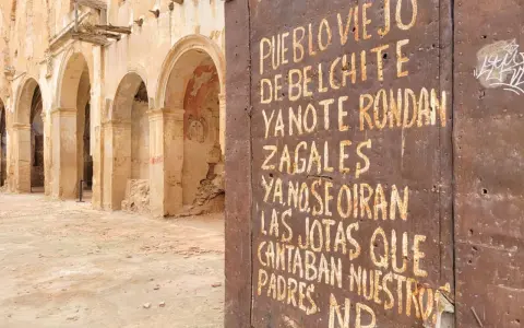 Ruinas de Belchite, Zaragoza. Una puerta oxidada muestra un mensaje sobre el pueblo viejo y las jotas que ya no se oyen.