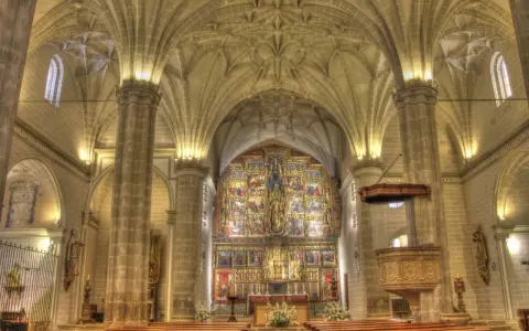 Interior de la colegiata de Bólea, con su impresionante retablo dorado y bóvedas de crucería.