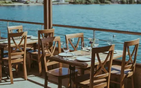 Mesas de madera con vistas al mar, perfectas para saber donde comer en Combarro.