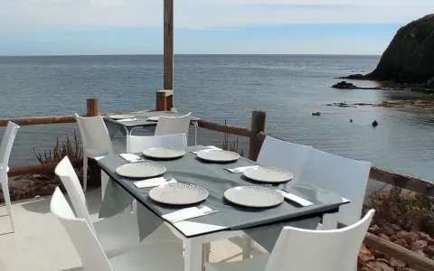 Mesas puestas con vistas al mar, ideal para saber donde comer en Almería.