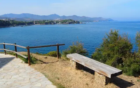 Banco de madera en el camí de ronda, con vistas al mar y al Port de la Selva.
