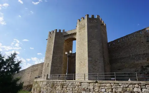 Impresionante portal de piedra y murallas, parte esencial de **que ver en Morella**. Un lugar que evoca historia y grandeza.