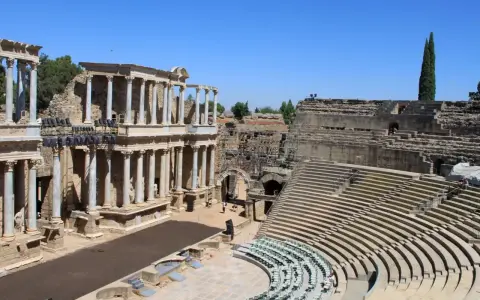 El Teatro Romano de Mérida, un lugar imprescindible que ver en Mérida, con su imponente graderío y escenario.