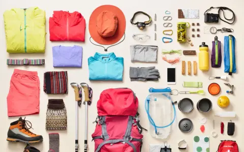 Todo lo que necesitas para llevar al monte: ropa, mochila, bastones, botiquín, comida y herramientas.
