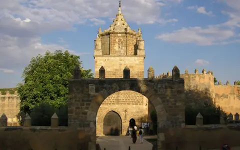 Entrada al monasterio de Veruela, con su imponente arco de piedra y torre central.