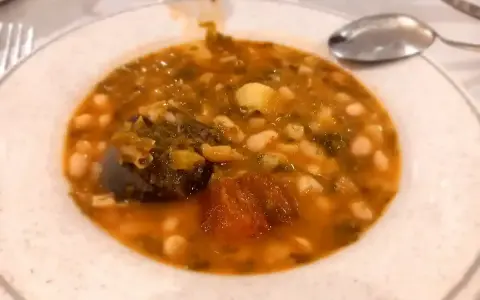 Un plato de fabada con trozos de morcilla y patata. Un manjar para "comer en comillas" y disfrutar.