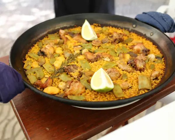 Paella mixta con pollo, judías verdes y limón, perfecta para descubrir dónde comer en Jávea.