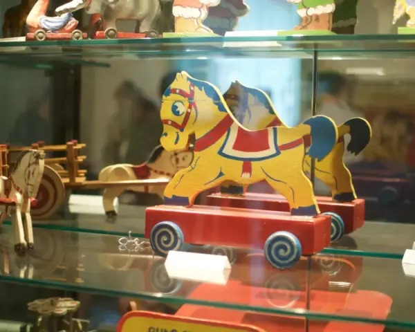 Caballitos de madera amarillos y rojos, parte de una exhibición en el museu de la joguina sant feliu de guixols.
