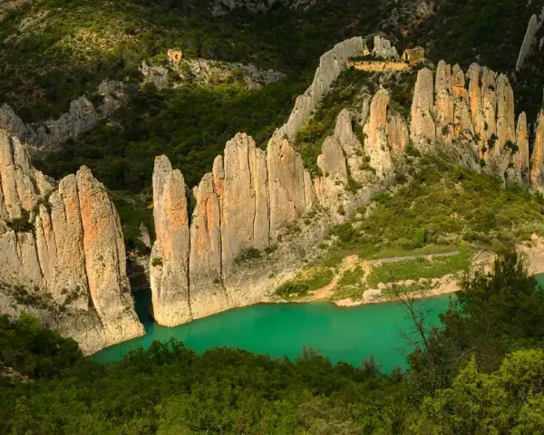 Impresionantes formaciones rocosas y un río turquesa en Finestres, Huesca. Un paisaje natural espectacular.