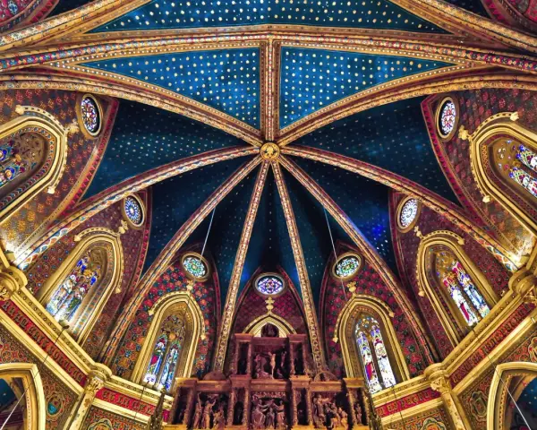 Techo estrellado y vidrieras de la iglesia de San Pedro de Teruel, un espectáculo de color y detalle.
