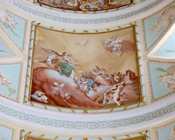 Detalle de pintura en el techo de la Cartuja de las Fuentes, con ángeles y figuras celestiales sobre nubes.