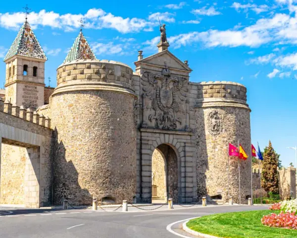 Puerta de Bisagra en Toledo, un lugar imprescindible que ver en Toledo. Impresionante entrada amurallada con escudos y torres.