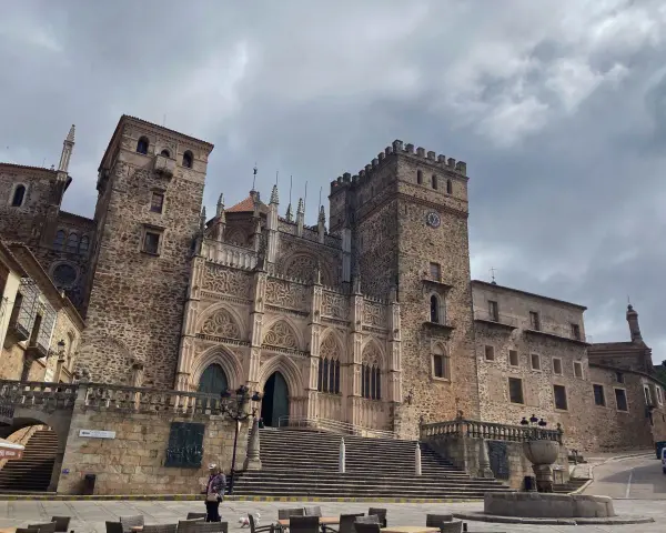 Impresionante fachada de piedra de la Catedral de Santa María la Real de Guadalupe. Un lugar que ver en Guadalupe, con su imponente torre y escalinata.