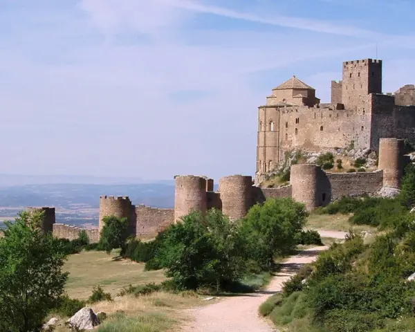 Impresionante castillo medieval en lo alto de una colina, con vistas al valle. Un lugar imprescindible que ver en Huesca para los amantes de la historia.