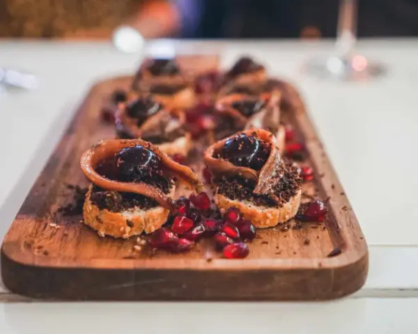 Deliciosos pinchos con anchoa, aceituna y granada, perfectos para comer en Burgos.