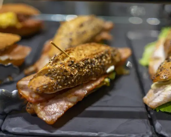 Bocadillos variados, perfectos para decidir dónde comer en Pamplona. Bacon, pescado y más, listos para disfrutar.