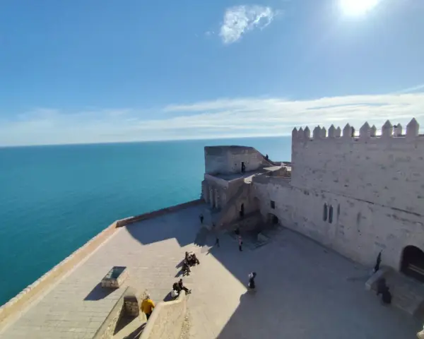 El castillo del Papa Luna se alza imponente sobre el mar azul. Sus murallas de piedra y patios invitan a pasear.