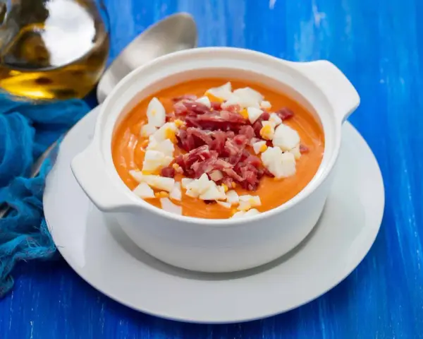 Gazpacho con jamón y huevo, ideal para descubrir dónde comer en Guadix.