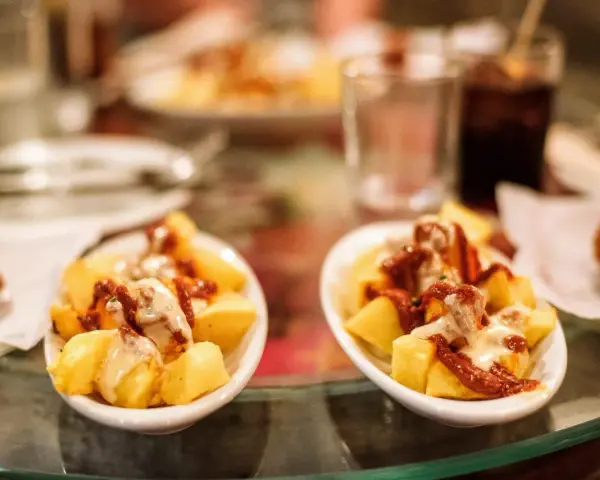 Patatas bravas y croquetas, perfectas para saber donde comer en Barcelona.