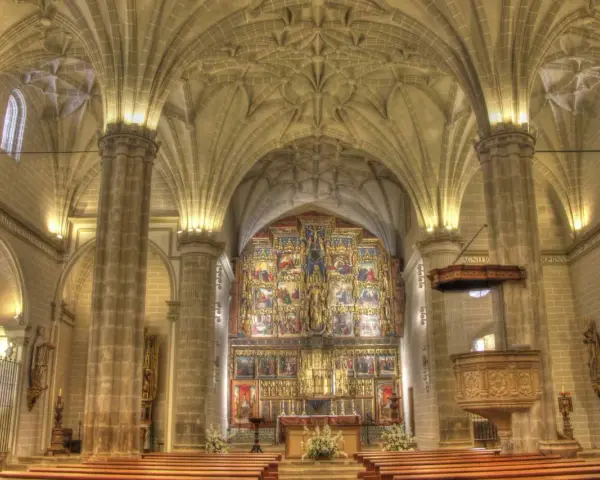 Interior de la colegiata de Bólea, con su impresionante retablo dorado y bóvedas de crucería.