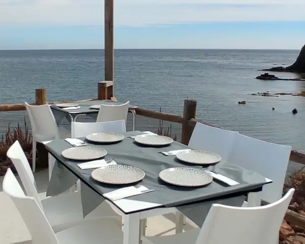 Mesas puestas con vistas al mar, ideal para saber donde comer en Almería.