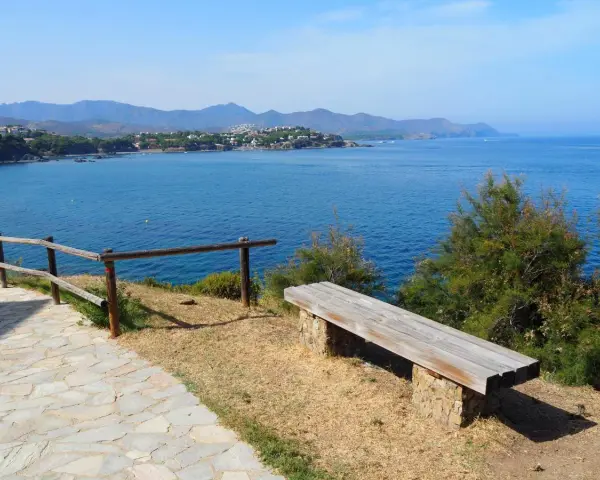 Banco de madera en el camí de ronda, con vistas al mar y al Port de la Selva.